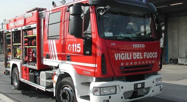 Roma, un nuovo incendio in via Salaria: traffico in tilt