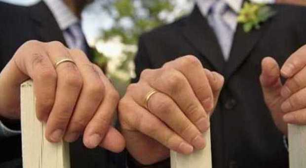 Bologna, matrimonio gay registrato in Comune. Ma è scontro con il prefetto: «Annullate l'atto»