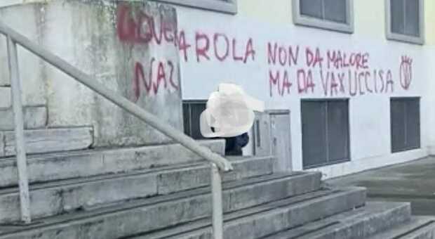 Scritte no vax sui muri della scuola della professoressa morta per un malore: «Uccisa dal vaccino»