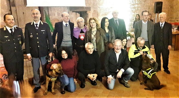 Marco Strano, dirigente della Polizia di Stato, con il suo cane accanto al sindaco di Gubbio, Filippo Mario Stirati nella foto di gruppo per la premiazione del Dog Friend