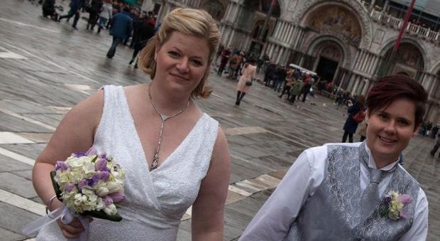 Amy e Nicole si dicono sì in gondola: cerimonia gay a Venezia