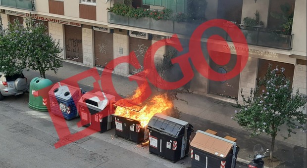Roma, un botto e il cassonetto va a fuoco: atti di vandalismo in zona Tuscolana