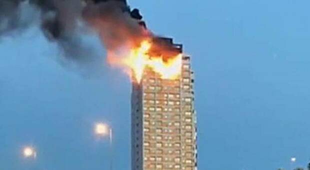 Brucia un grattacielo in centro città a Madrid: terrore e residenti in fuga VIDEO CHOC