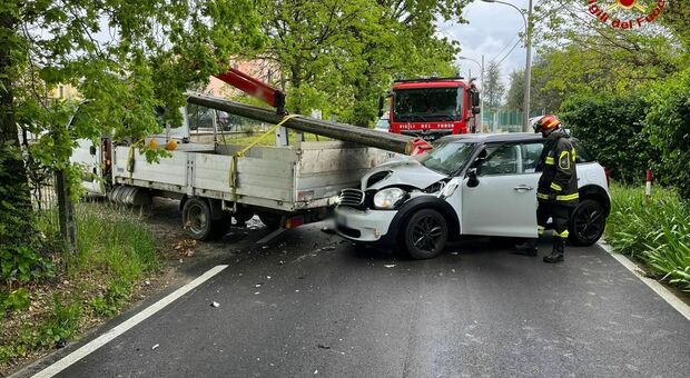 Osimo, duro impatto tra un'automobile e un autocarro: ne fa le spese una ragazza salvata dai pompieri