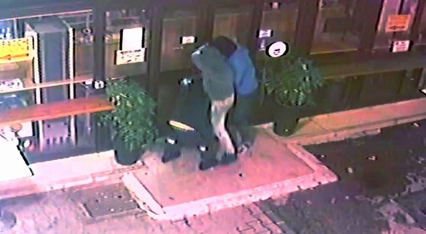 Terni, incappucciati assaltano il bar di fronte al cimitero: bottino da diecimila euro
