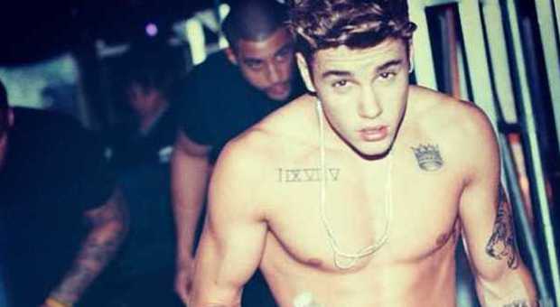 Justin Bieber, party hot in un bordello: fotografato mentre fugge in un lenzuolo bianco