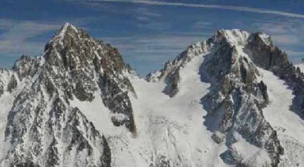 Tragedia sul Monte Bianco, morti 5 alpinisti. Il maltempo flagella il Nord, caldo al centro-sud