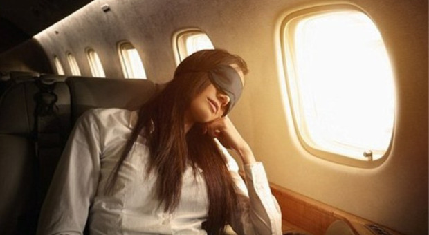 Dormire in aereo, ecco i 10 consigli per riuscire a riposare in volo: no all'alcol e ai sonniferi