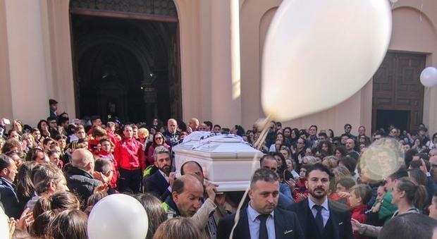 Afragola, folla ai funerali del 14enne investito che ha donato gli organi