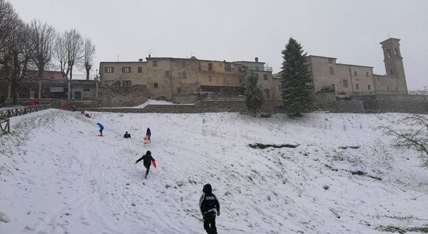 Bambini giocano sulla neve