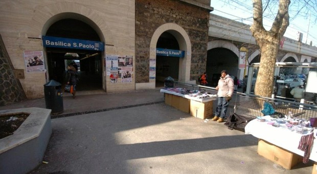 Roma, banco sequestrato davanti metro: daspo per l'abusivo