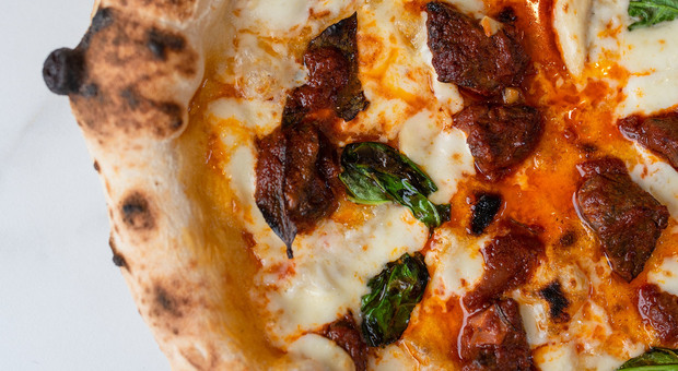 Masaniello è tornato in piazza Mercato, arriva la pizza con zuppa di soffritto