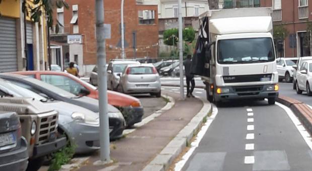 Camion e auto sulla pista ciclabile la rabbia degli abitanti di via Lungonera: «Vince l'inciviltà»