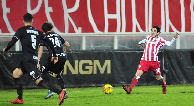Tessiore affrontato da Zigrossi e Paolini durante il derby Vis Pesaro-Fano terminato 0-0