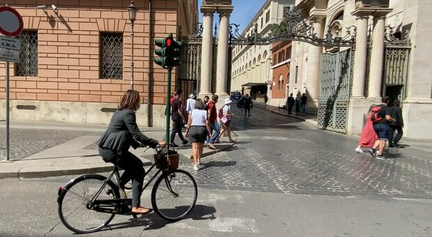 In bici in Vaticano per non inquinare, l'ambasciatrice green dell'Australia inaugura un nuovo stile