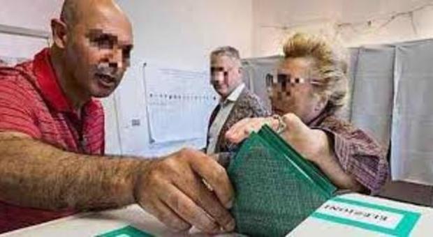 Elezioni nei Comuni. Partiti caos, lotteria ballottaggi in provincia di Napoli: in 300mila tornano alle urne