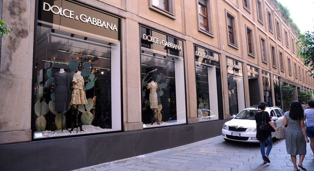 Water e bidet per dare l'assalto allo spaccio di Dolce e Gabbana: razzia di borse griffate