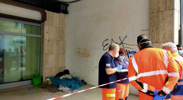 Lecce, 34enne trovato senza vita: dormiva sotto i portici di un palazzo