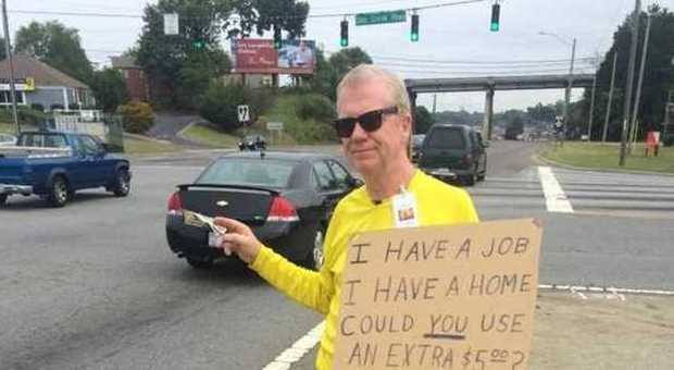 Festeggia il compleanno regalando soldi al semaforo: "Ho casa e un lavoro, io posso"