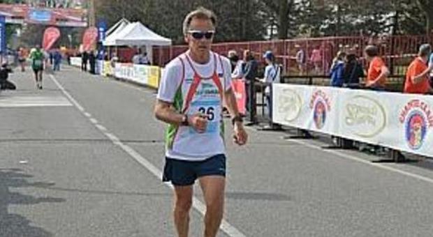 Il maratoneta anconetano Massimo Zanni durante una corsa