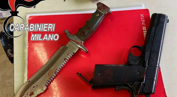 La pistola giocattolo e il coltello insanguinato, adoperato dallo studente di Abbiategrasso (Milano)