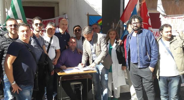 Mille firme in tre ore per i lavoratori della coop al Cardarelli e Santobono