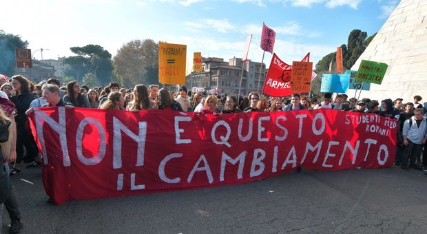 Scuola, via alla protesta a Roma: striscioni, proteste e flash mob
