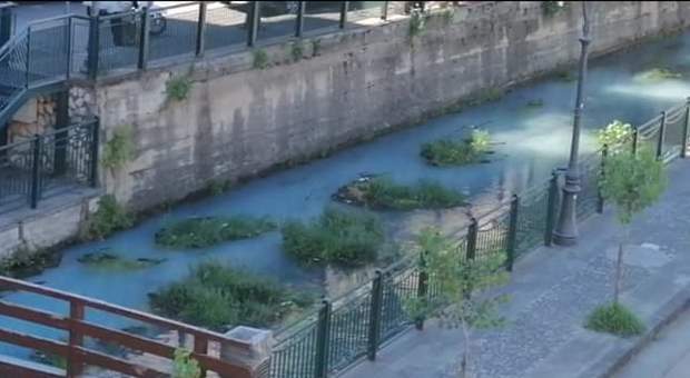 Fiume Sarno, il rio Palazzo si colora di blu: «Disciolte in acqua sostanze maleodoranti»