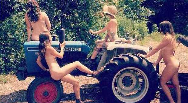 Tutte nude per salvare la propria fattoria, contadine posano per il calendario hot
