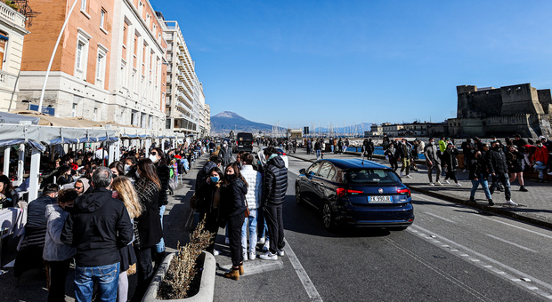 Caos e risse sul lungomare di Napoli, i ristoratori: «Fateci aprire anche a cena»