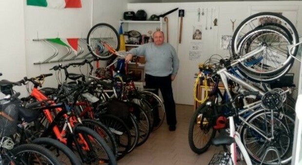 Stefano Marzaro nel suo negozio di noleggio bici di Mogliano