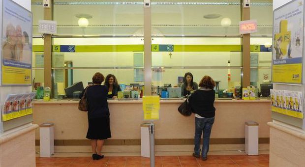 Rieti, «Mi avete rubato i soldi»: straniero di colore semina il panico alla Poste di via Garibaldi Le foto