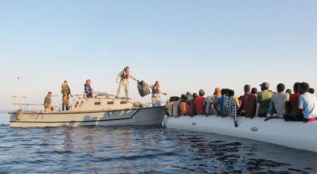 Rissa sul gommone per motivi religiosi: 9 profughi ​cristiani gettati in mare. Fermati 15 musulmani