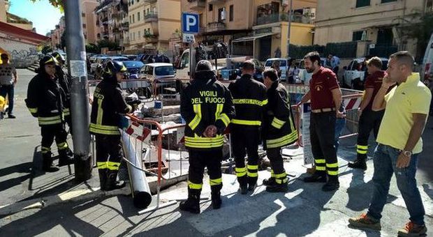 Roma, esplosione durante i lavori per il gas: tre operai ustionati gravi all'ospedale