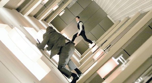 Joseph Gordon-Levitt in una scena onirica del film “Inception” (2010) diretto da Christopher Nolan
