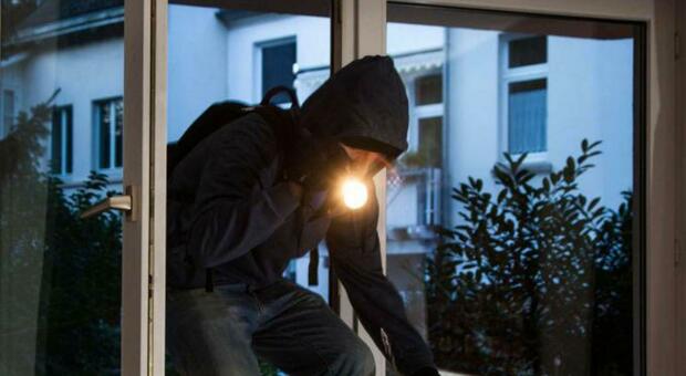 Svegliarsi col ladro a fianco del letto, paura nei condomini: uno fuggendo lascia le scarpe sul balcone