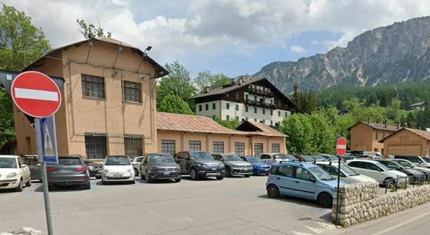 Il parcheggio dell'ex stazione ferroviaria di Cortina per due giorni alla settimana e deve essere lasciato sgombro per il mercato