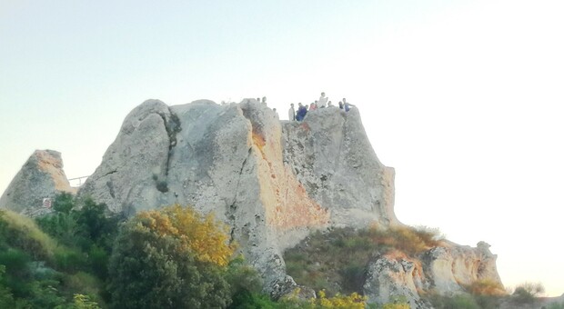 Turisti al calare del sole sulla cima del monte Epomeo