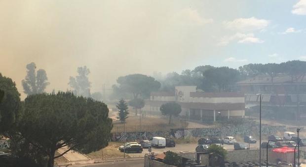 L'incendio vicino al caserma dei carabinieri di Capannelle