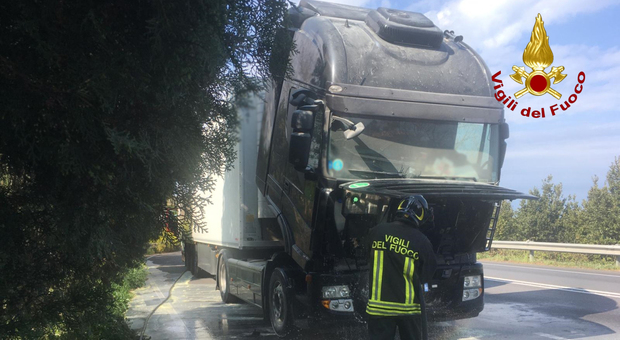 Principio d'incendio di un camion: provvidenziale l'intervento dei vigili del fuoco
