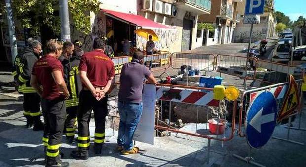 Roma, esplosione durante i lavori per il gas: gravi tre operai