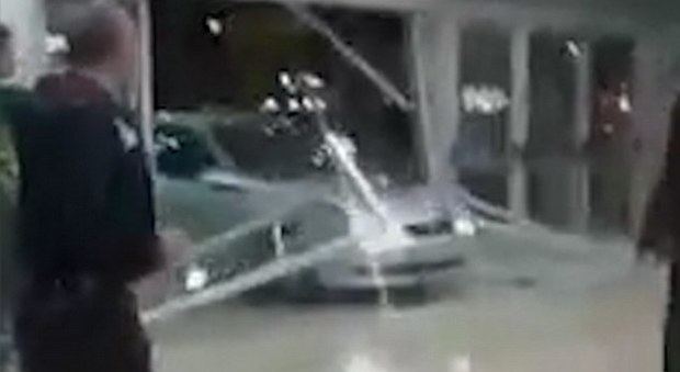 Barcellona, panico in un centro commerciale: un'auto sfonda l'ingresso