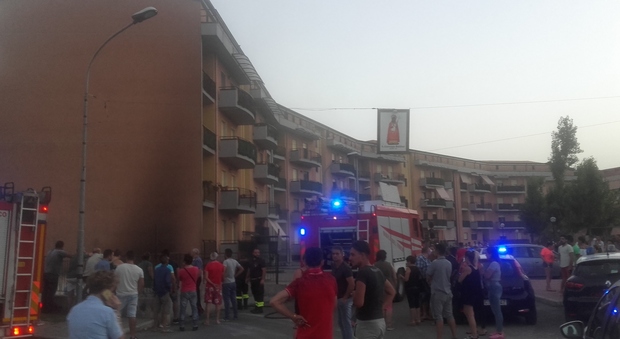 Incendio nei garage delle case popolari panico ad Angri, famiglie evacuate