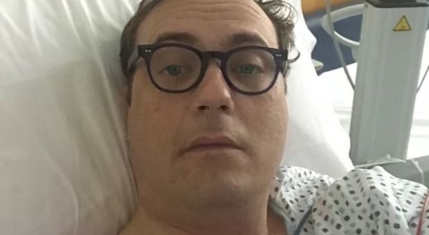 Tommaso Cerno, giornalista e candidato Pd, twitta dal letto d'ospedale: forza ragazzi, torno presto in pista