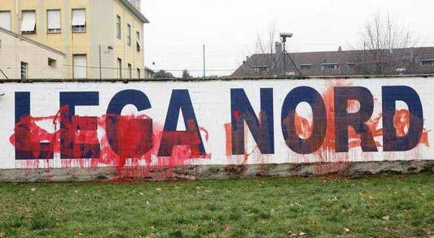 Muri imbrattati alla sede della Lega Nord