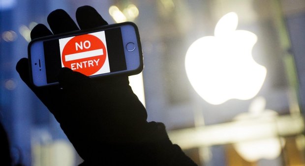 Apple-Fbi, un giudice di New York: «Il governo non può costringere Cupertino a sbloccare un iPhone»