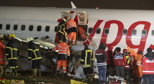 Incidente Istanbul, aereo fuori pista si spezza: un morto e 157 feriti. Bufera sulla Pegasus