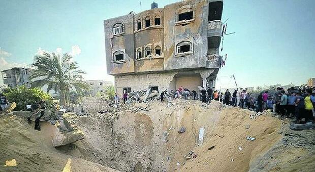 Ospedale Gaza bombardato, i medici: «Eravamo in sala operatoria e ci è crollato il tetto in testa. Abbiamo visto un genocidio»