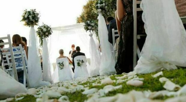 Matrimonio a Martina Franca, gli invitati devastano il resort e saccheggiano il bar: 15mila euro di danni