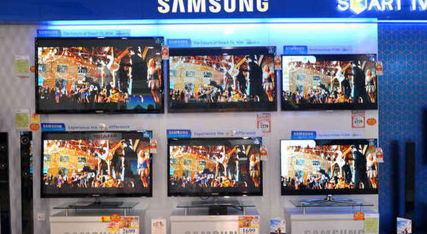 Samsung, le nuove Tv ci ascoltano: «Attenzione a non parlare di dati sensibili»